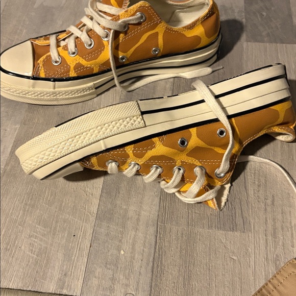 Lightly worn converse Giraffe sneakers - size 7 women’s/5 men’s - Picture 4 of 8